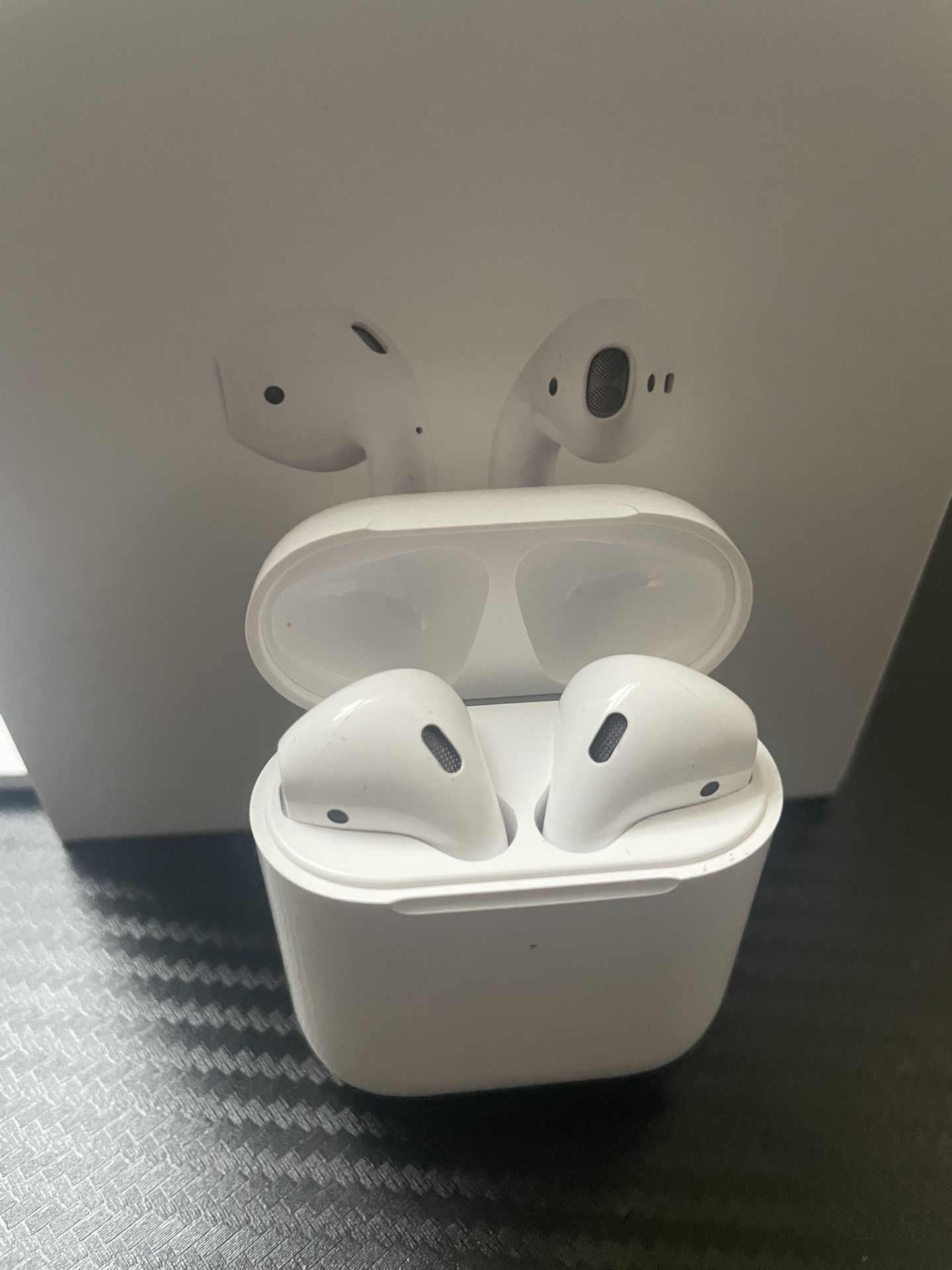 Apple AirPods (2nd Generation) with Charging Case – Excellent Condition