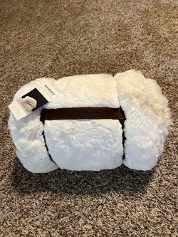 Mon Chateau Luxury Collection King Size Faux Fur Throw Blanket - Ivory - New with Tag