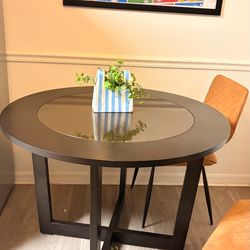 Round table for dinner, you can take the chairs for free