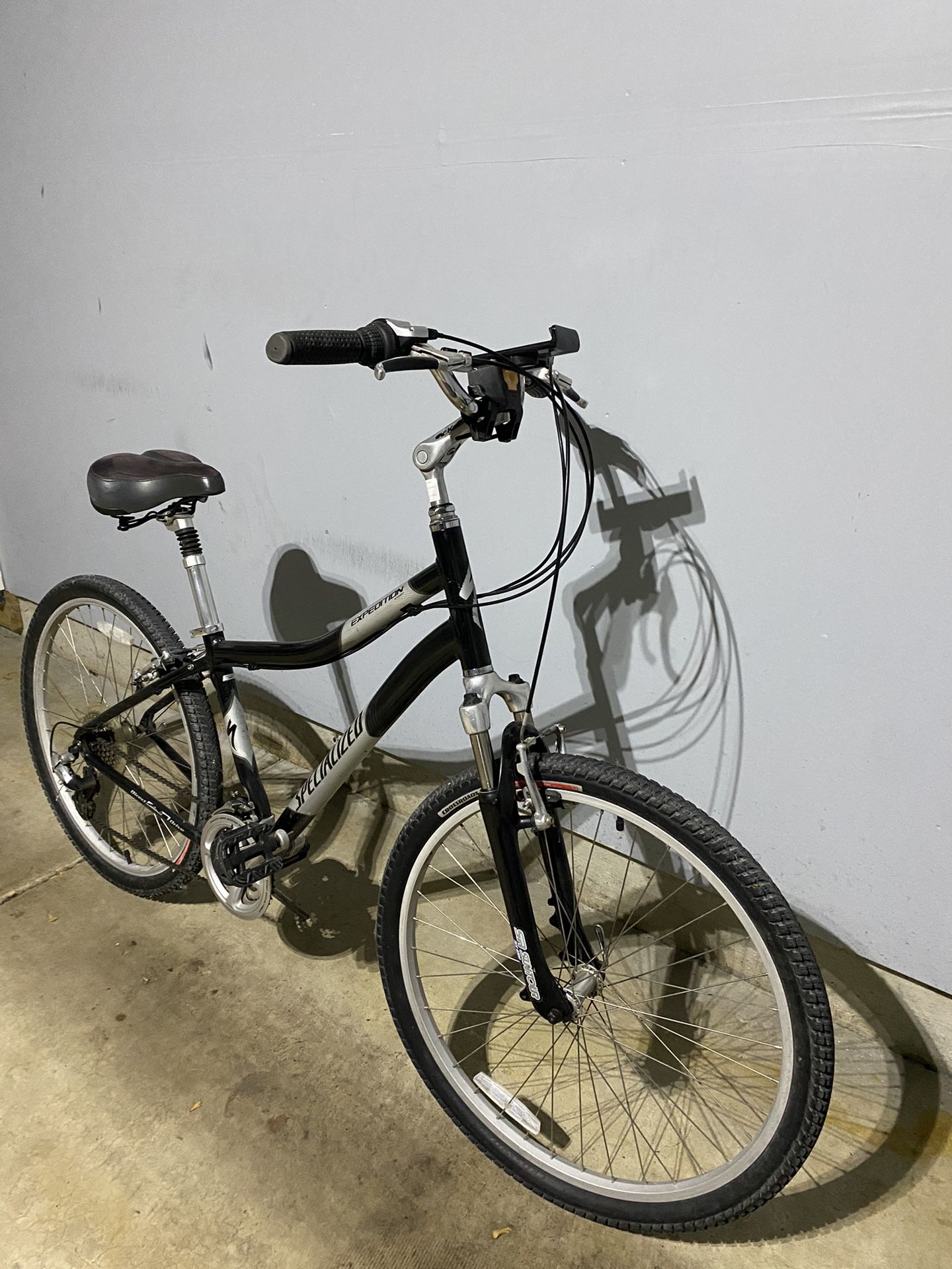 Specialized Expedition Bike - Adventure Ready, Smooth Ride!