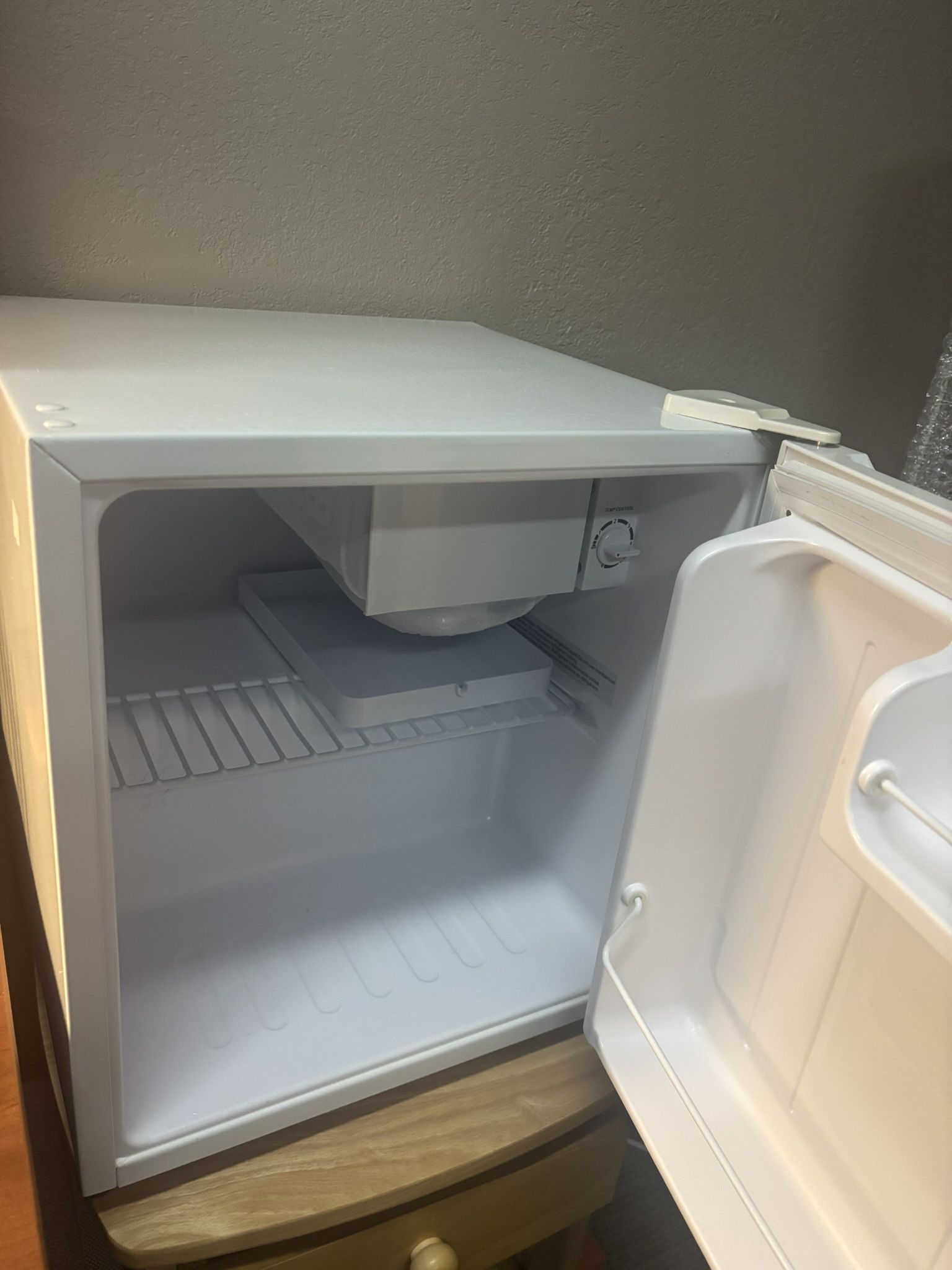 Mini Fridge- IGLOO