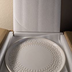 Artena Large Ceramic Dinner Plates Set Of 4, 10.75 Inch Embossed Plates