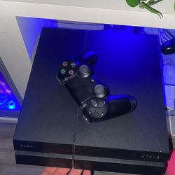 PS4 w 2 Controllers