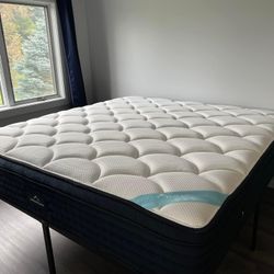 LIKE NEW - King - Pillow top Luxury Hybrid pillow top Mattress