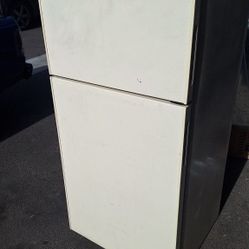 SMALL APARTMENT SIZE.  (USED)