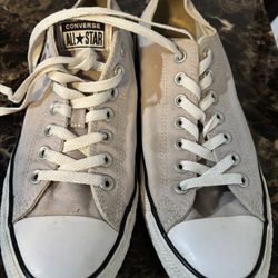  Cream Low Rise Converse sneakers. Great condition! Only worn a couple times! Men’s 10 / Women’s 12