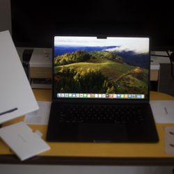 M2 Macbook Air Laptop 15inch - 16GB RAM - 512GB Ssd - W/ Original Box And Documentation 