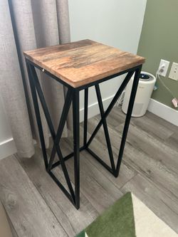 Set of two side tables
