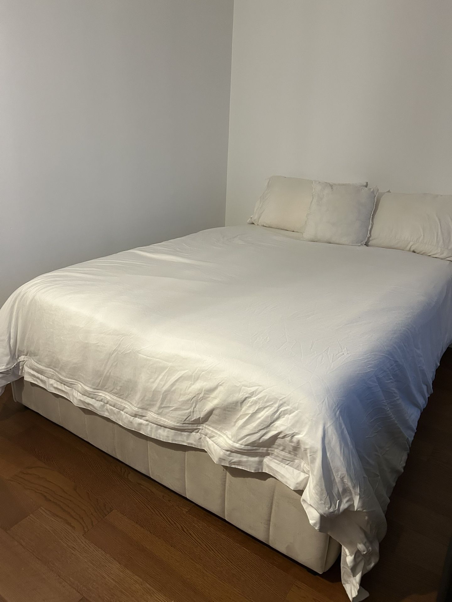 Tufted Double bed Frame With 4 Drawers