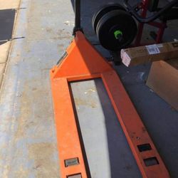 Pallet jack (delivery available )