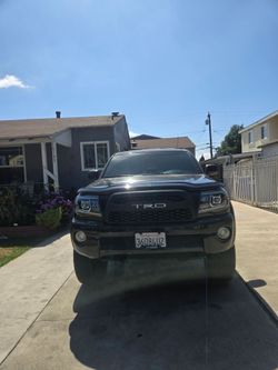 Vendo mi toyota tacoma año 28 con q186 mil millas títulos limpio placa 2026  el precio es negociable