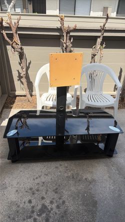 Free glass table /tv stand