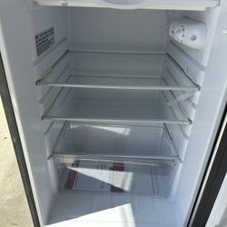 Magic Chef Small Refrigerator 