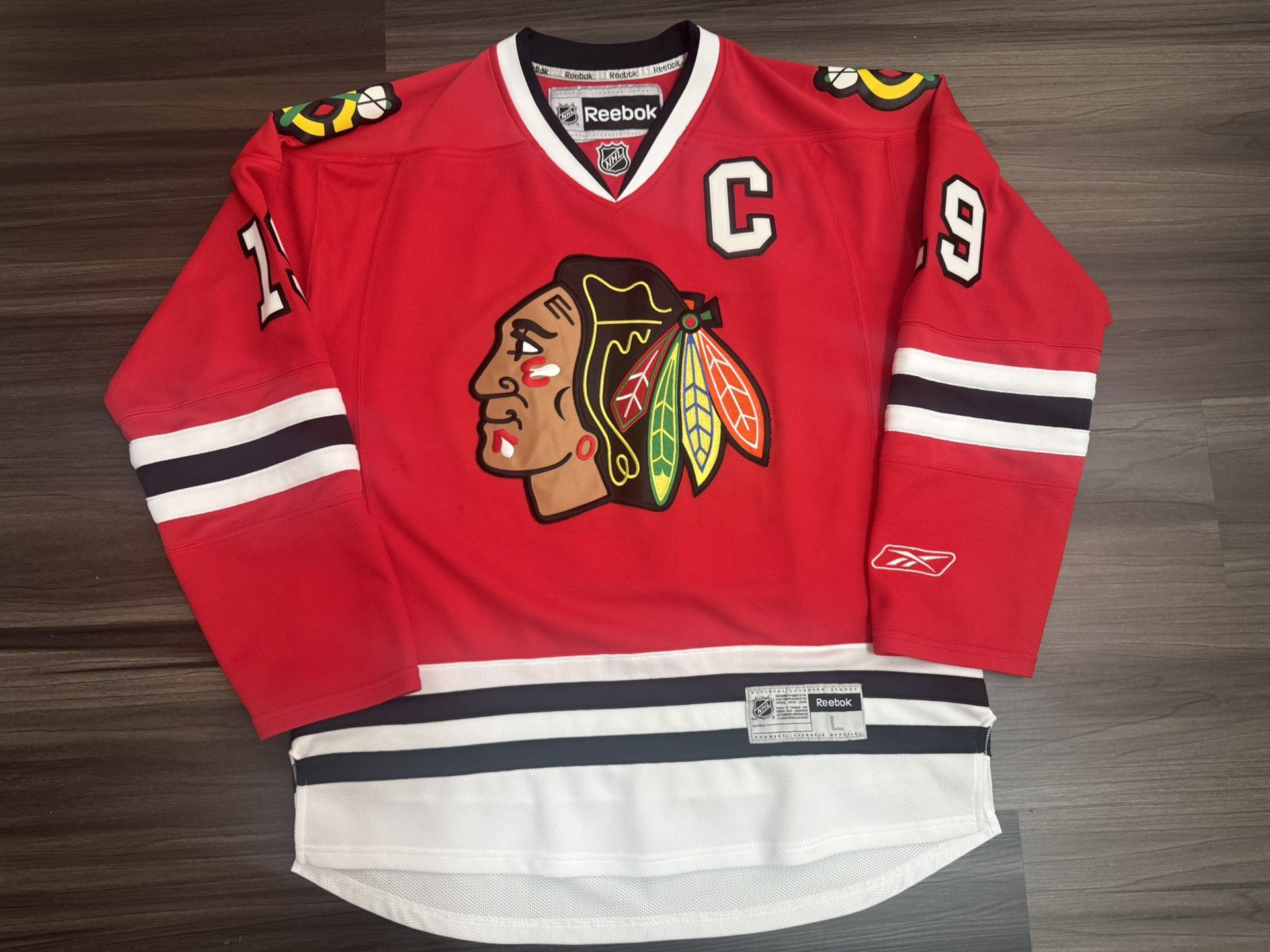 Reebok Chicago Blackhawks Jonathan Toews #19 NHL Captain Patch Jersey Men’s L 100% authentic. Good condition. Lightly worn. The product is a men's