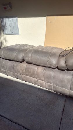 2 Couches ( exactly the same...