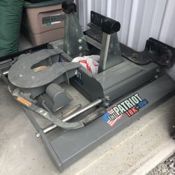 B&W Fifth Wheel Hitch.  MUST SELL THIS WEEK! 