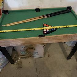 Mini pool table