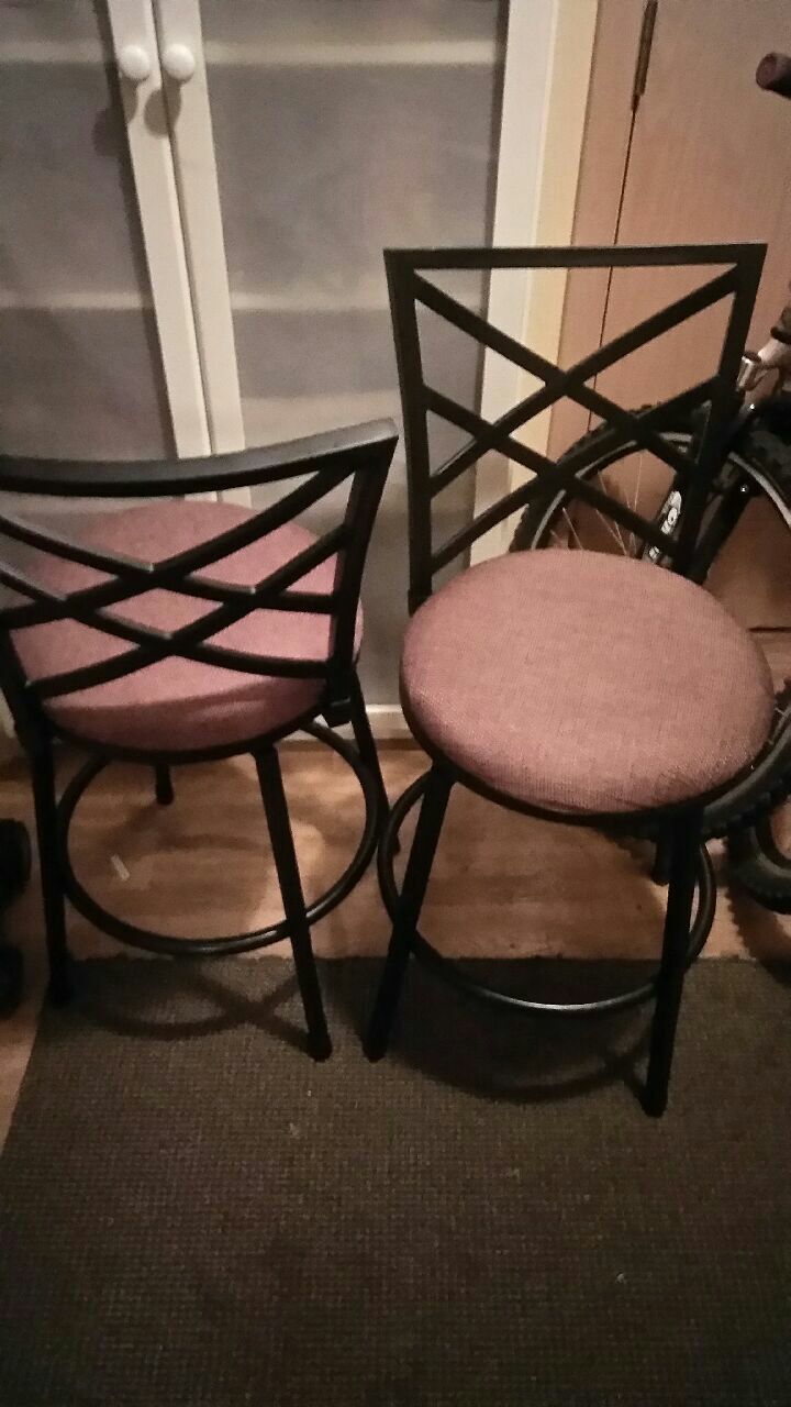 Swiveling bar stools