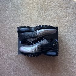 ✅Palace x Nike Air Max 95 Size 10