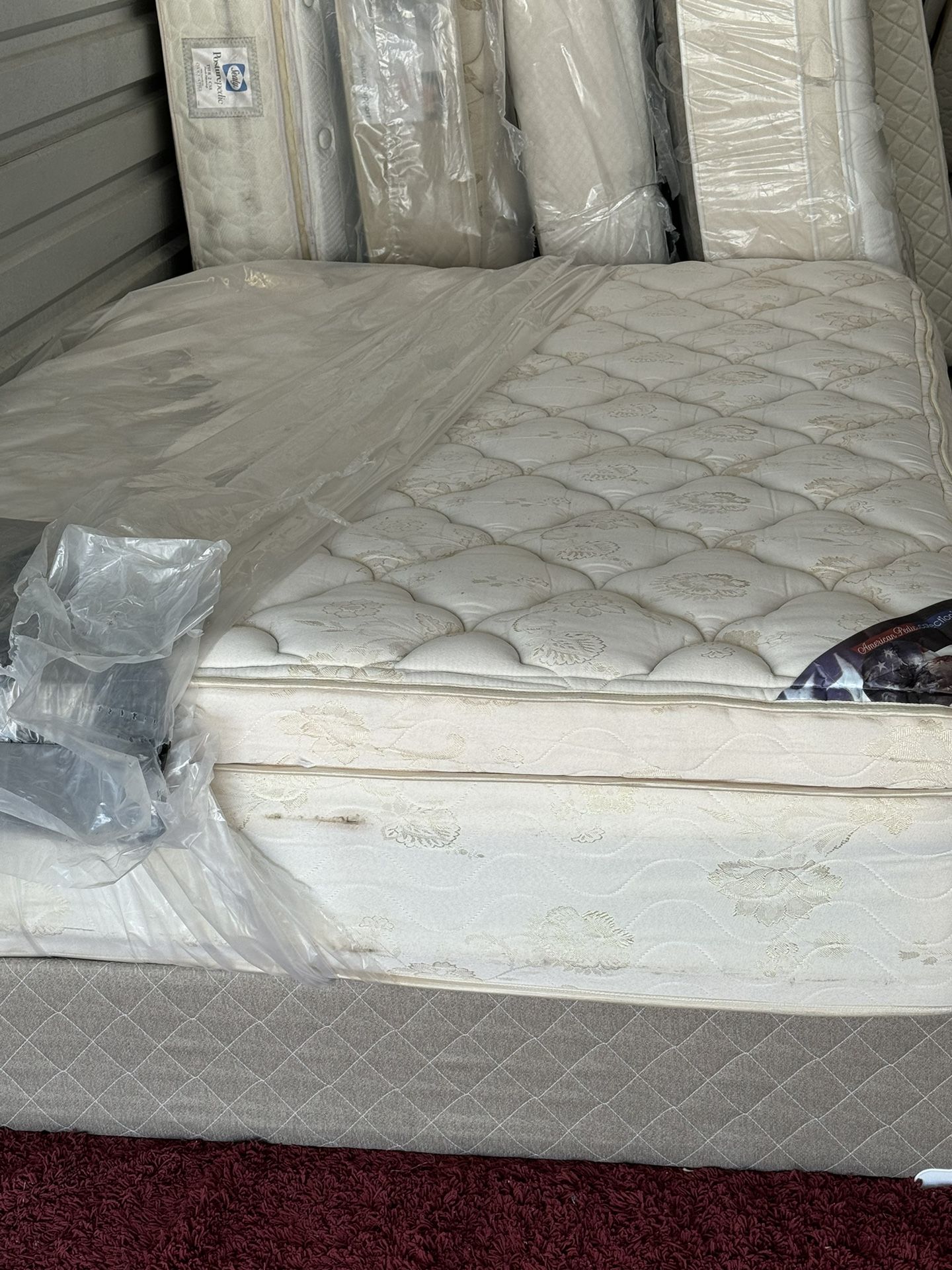 USED QUEEN SIZE MATTRESS WITH BOX SPRING DELIVERY 🚚 AVAILABLE