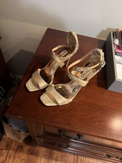 Badgley Mischka Gold Heels 7 1/2