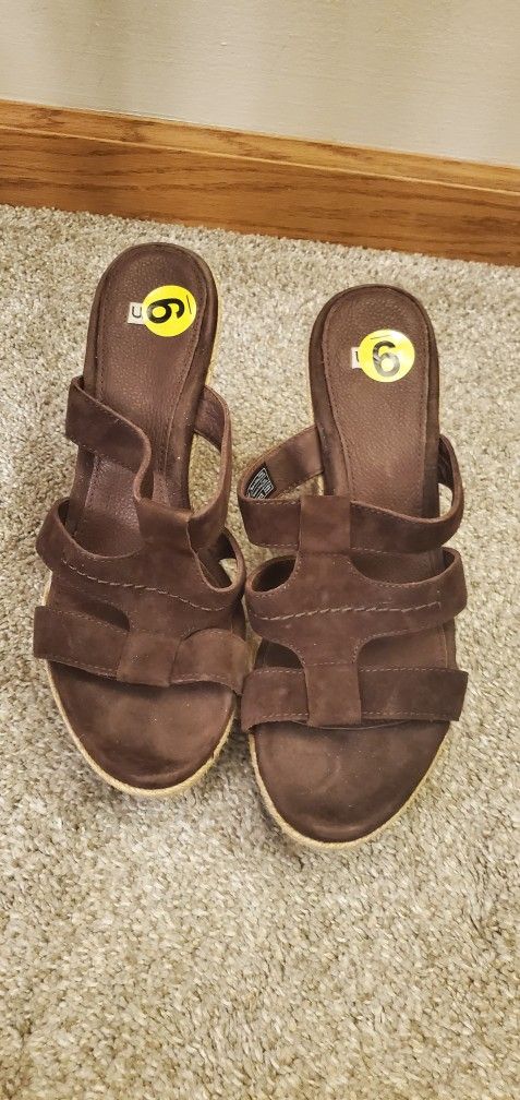 Women Sandal 👡 UGG