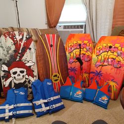 4 Boogie Boards And 4 Life Chackets For Kids ( 3 And 10 Yrs Old)