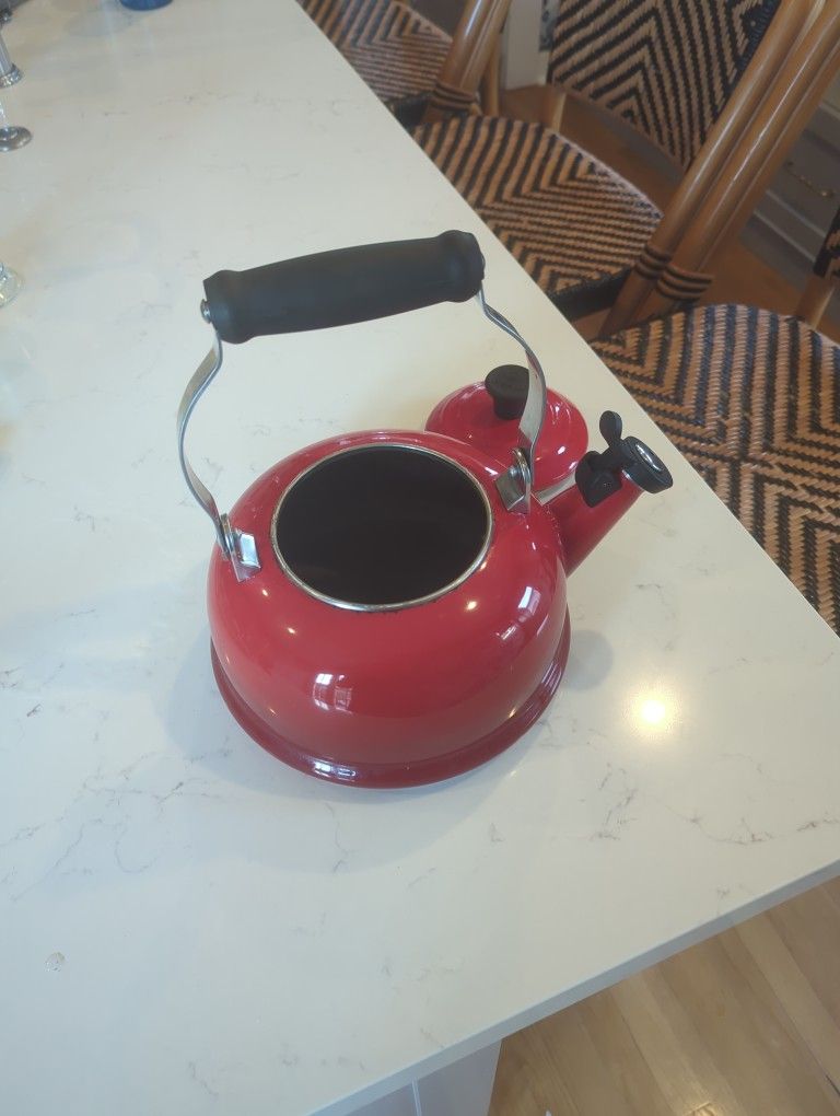Le Creuset Classic Whistling Tea Kettle