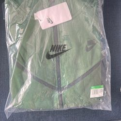 2025 Nike Tech Large Green 