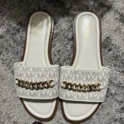  Michael Kors Palmer Signature Logo Slide Sandals in vanilla signature print with a gold-tone chain