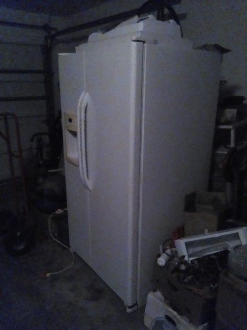 GE Refrigerator Side by Side 