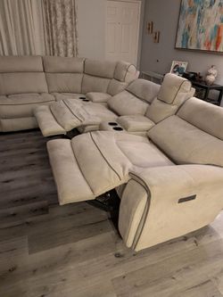 Six piece electric sectional couch excellent condition with 3 reclining sections.