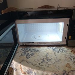 New Frigidaire Microwave Oven 