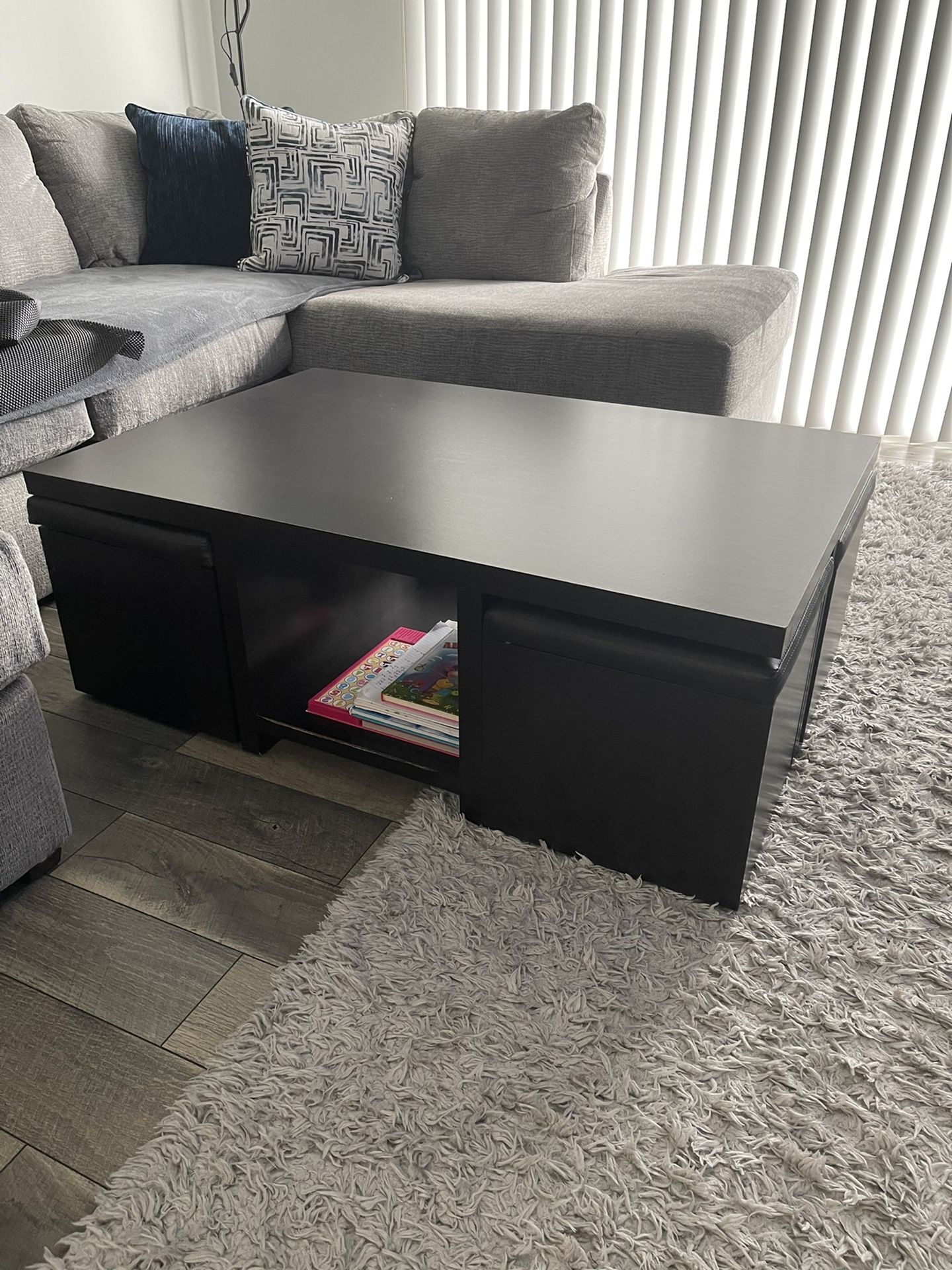 Coffe Table With Stools