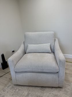 Kennedy Living Spaces Swivel Chair