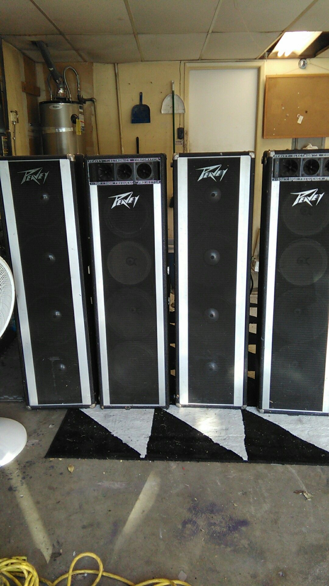 PEAVEY TOWER T300 high FREQUENCY PROJECTOR SPEAKERS