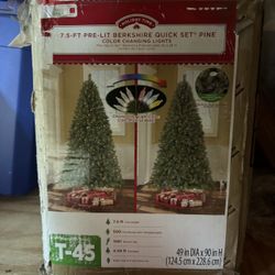 7.5-FT PRE-LIT BERKSHIRE QUICK SET® PINE COLOR CHANGING LIGHTS Pino Quick Set* Berkshire Preiluminado de 2,29 m Cambio de Color Luces Quick: Automated