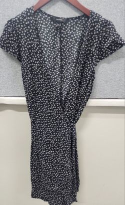 Women's Forever 21 Wrap Around Black Flowers Dress Size Small