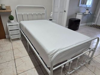 SE VENDE CAMA TAMAÑO TWIN CON COLCHÓN MEMORY FOAM INCLUIDO