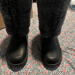 UGG FURRY BOOTS SIZE 9
