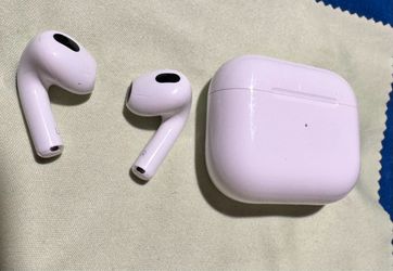Apple AirPods with Charging Case