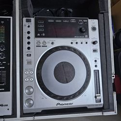 Pioneer c d j's 850