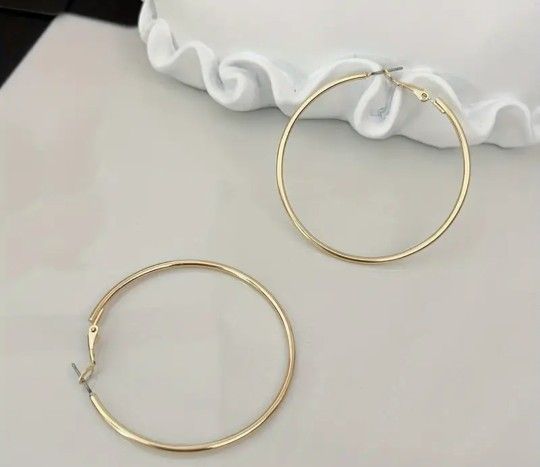 Sleek Classic Gold Tone Hoop Earrings