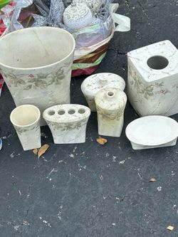 Ceramic bathroom set