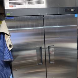 Turbo Air M3R47-2-N Refrigerator Like New! Turbo Air M3R47-2-N 51 3/4" Two Section Reach In Refrigerator, (2) Left/Right Hinge Solid Doors, 115v  Roll