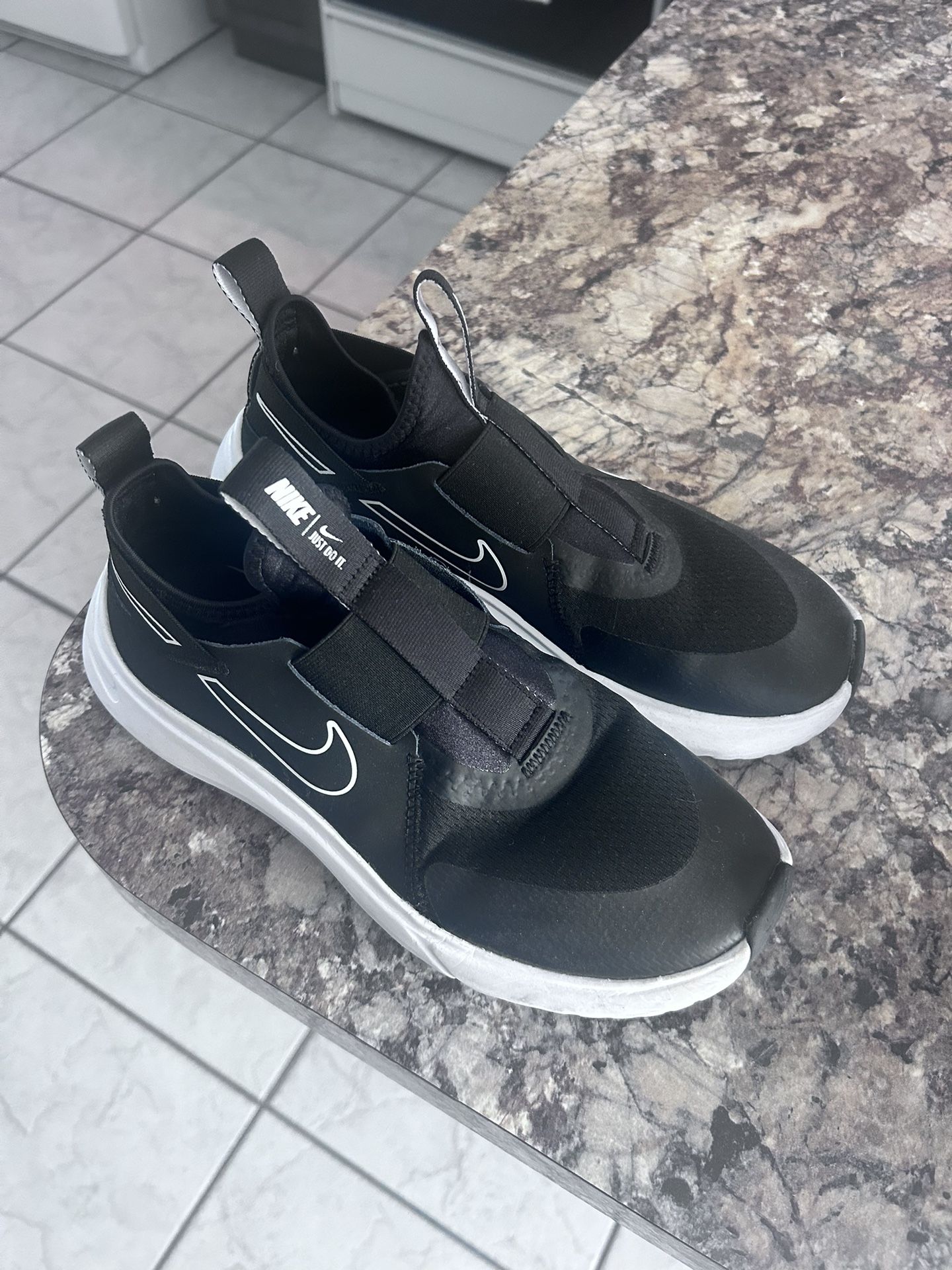 Boys Nike shoes 6.5