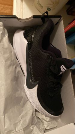 Kobe Mamba Focus Size 7 men 8 1/2 women