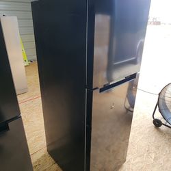 BRAND NEW Vissani
10.1 cu. ft. Top Freezer Refrigerator in Black Garage Ready
