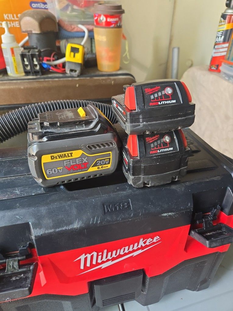 Dos Pilas Milwaukee Y Una De Walt De 6amp. Milwaukee 3 Y2 Nomas No Quisieron Cargar No C X K