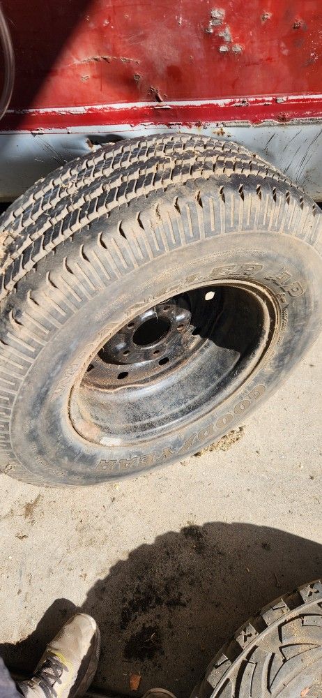 Ford 5 Lug Steel Rim P255/70/16 